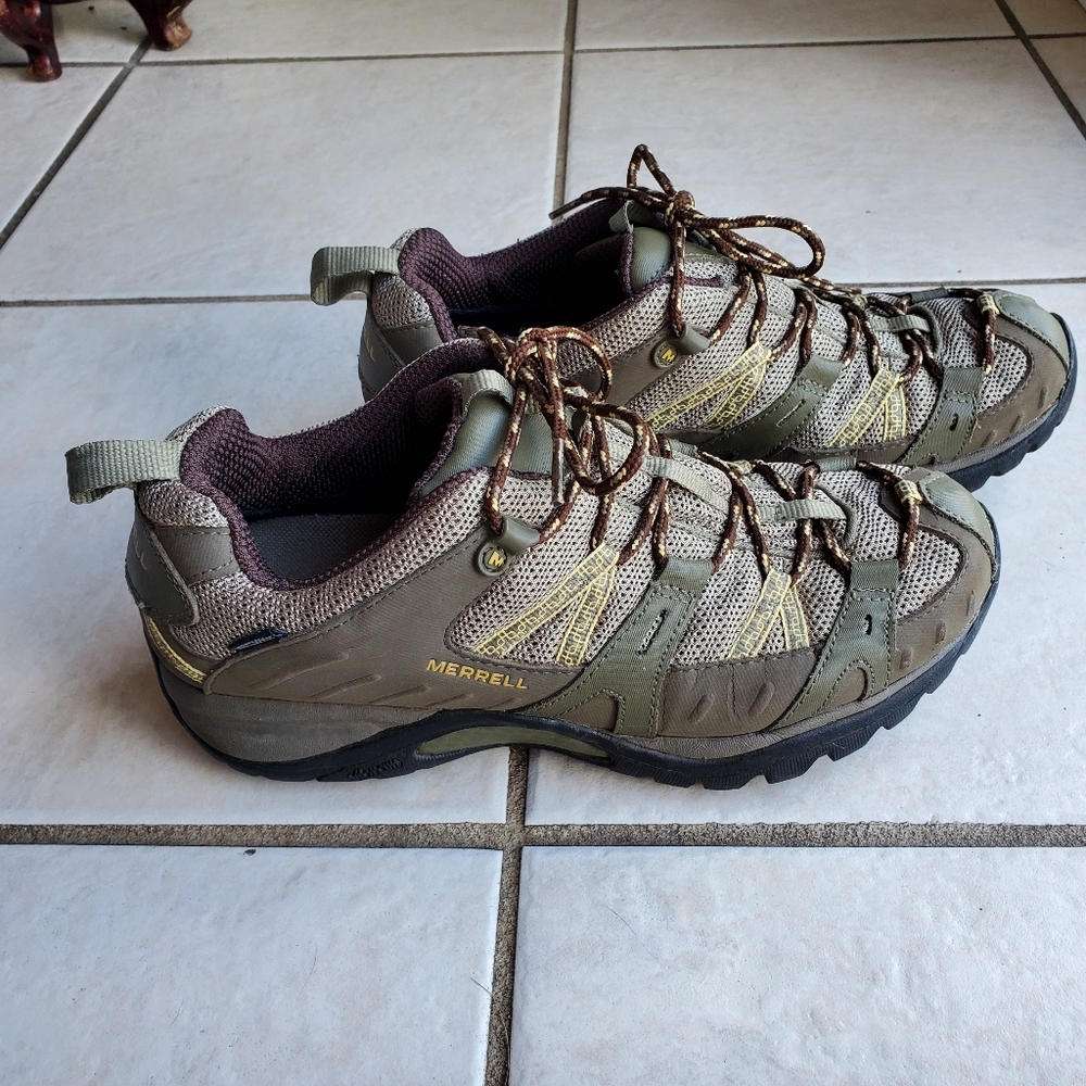 Merrell  women  green shoes  sz 9.5
